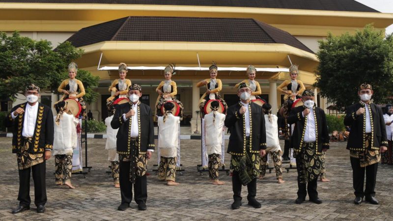 keadilan Gubernur Banten Wahidin Halim (WH) berharap para pejabat Pemerintah Provinsi Banten yang saat ini mengenakan pakaian khas Banten untuk menjiwai semangat para Sultan Banten.