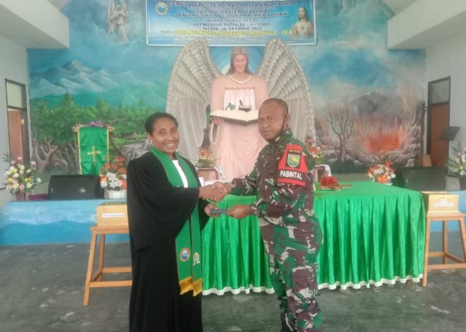 Usai Mengikuti Ibadah Minggu, Personel Satgas Pamrahwan Bagikan Alkitab 1 Usai Mengikuti Ibadah Minggu, Personel Satgas Pamrahwan Bagikan Alkitab 2