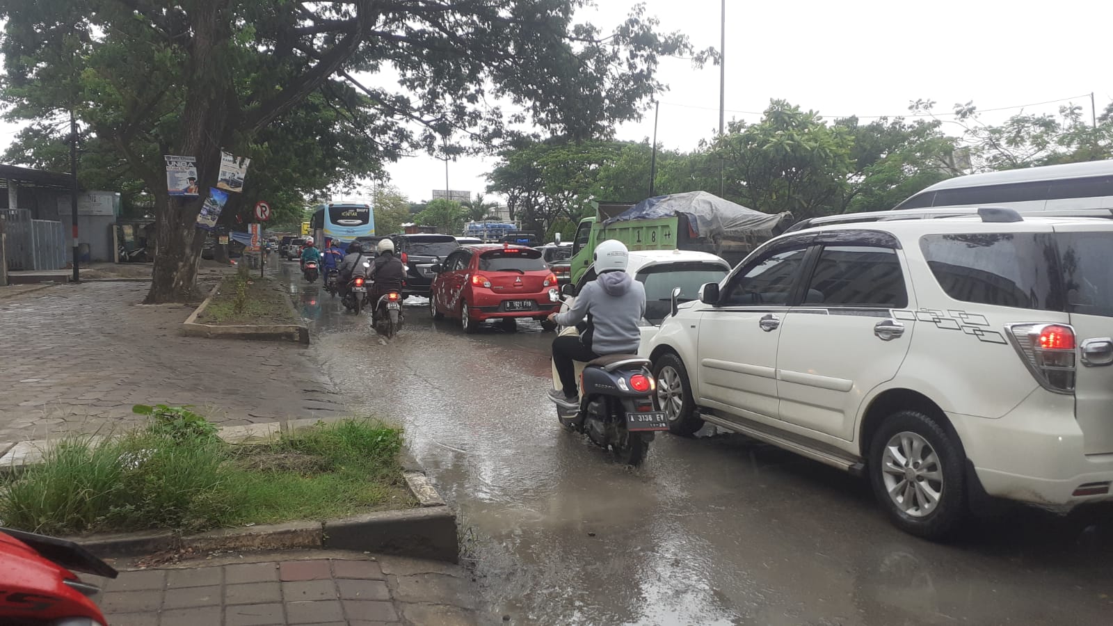 Rusak di Sejumlah Titik, Jalan Provinsi Serang-Cilegon Mengkhawatirkan