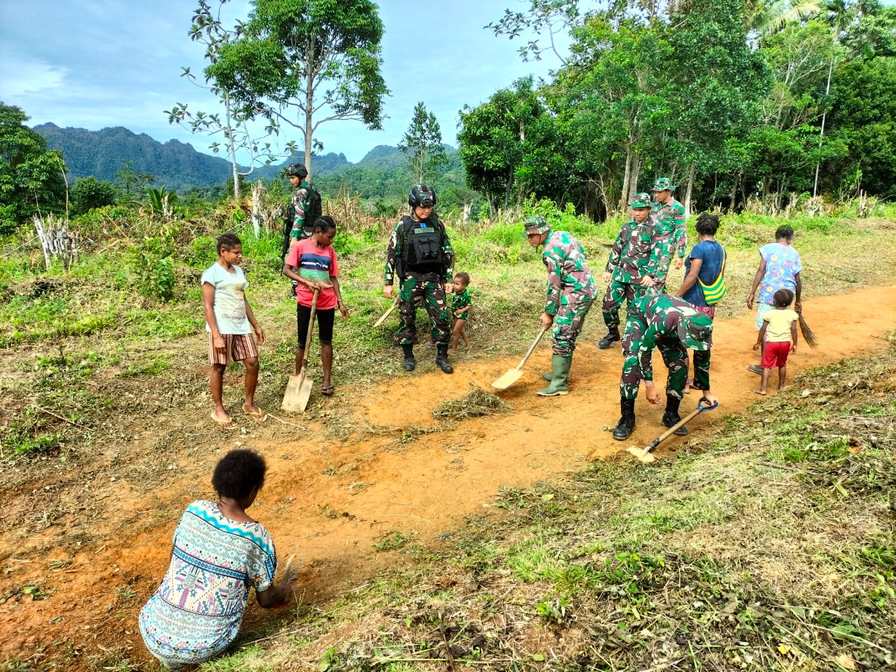 Satgas Pamtas Bersihkan Jalan Bersama Warga Perbatasn RI-PNG