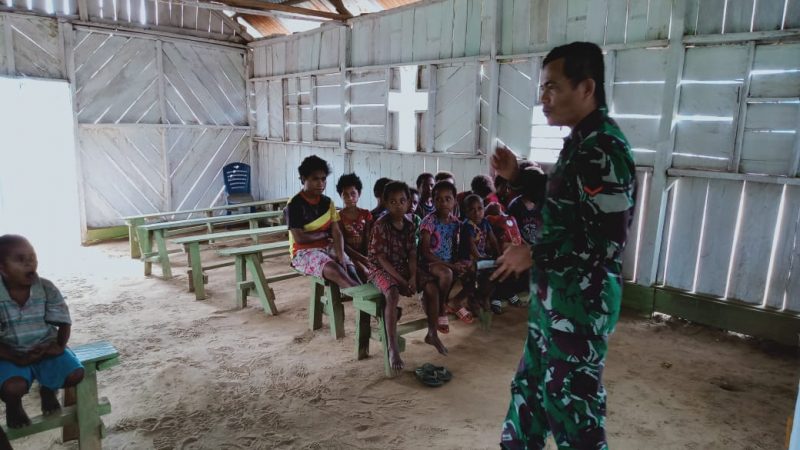 Satgas Yonif 126/KC Bantu mengajar di Sekolah Minggu Desa Binaan