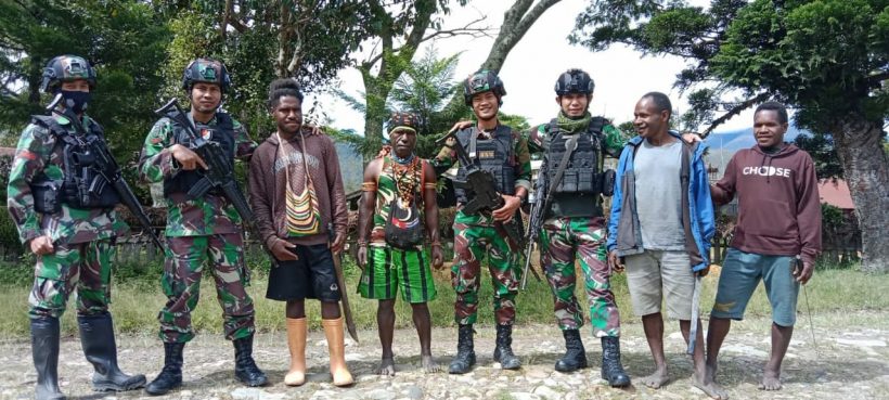 Satgas Kodim Yalimo Yonif RK 751/VJS Silaturahmi dengan Warga dan Beri Layanan Kesehatan 2