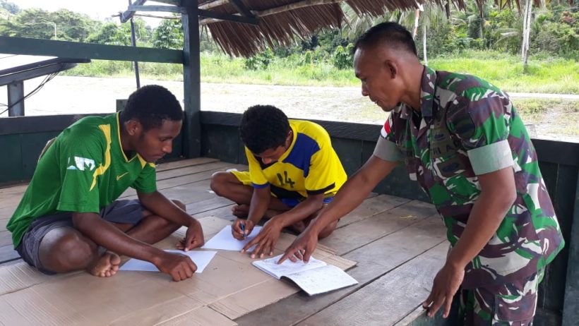 Satgas Pamtas Yonif 126/KC Berikan Pelatihan Gratis Kiat-Kiat Mendaftar TNI 1 Satgas Pamtas Yonif 126/KC Berikan Pelatihan Gratis Kiat-Kiat Mendaftar TNI 2