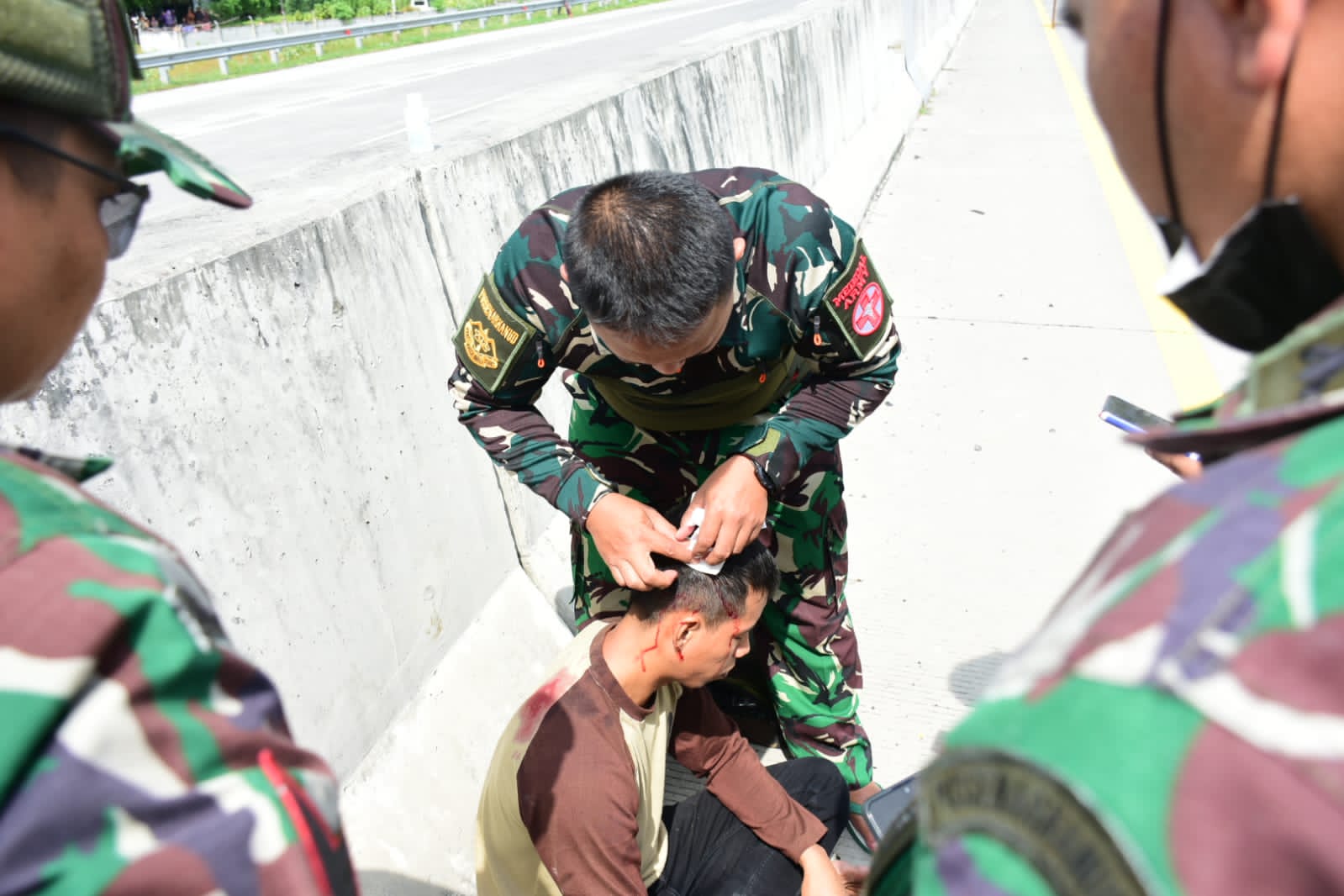 Prajurit TNI Bantu Korban Kecelakaan Lalu Lintas di Tol Pasuruan-Probolinggo