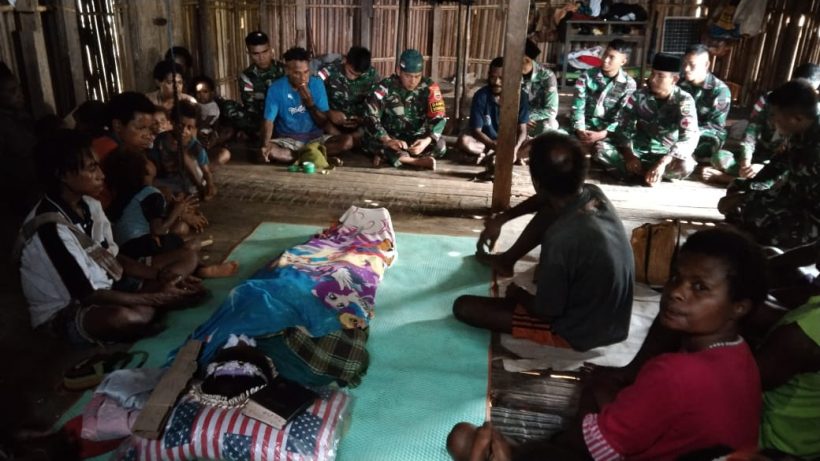 Satgas Yonif 126/KC Berikan Sembako Kepada Warga yang Berduka di Perbatasan 1 Satgas Yonif 126/KC Berikan Sembako Kepada Warga yang Berduka di Perbatasan 2