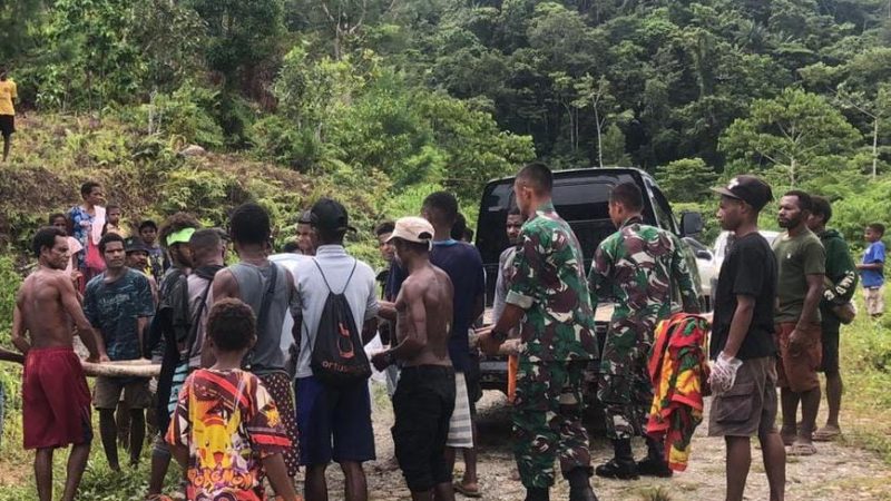 Satgas Yonif 126/KC Bantu Proses Pemakaman Jenazah Warga Perbatasan Papua