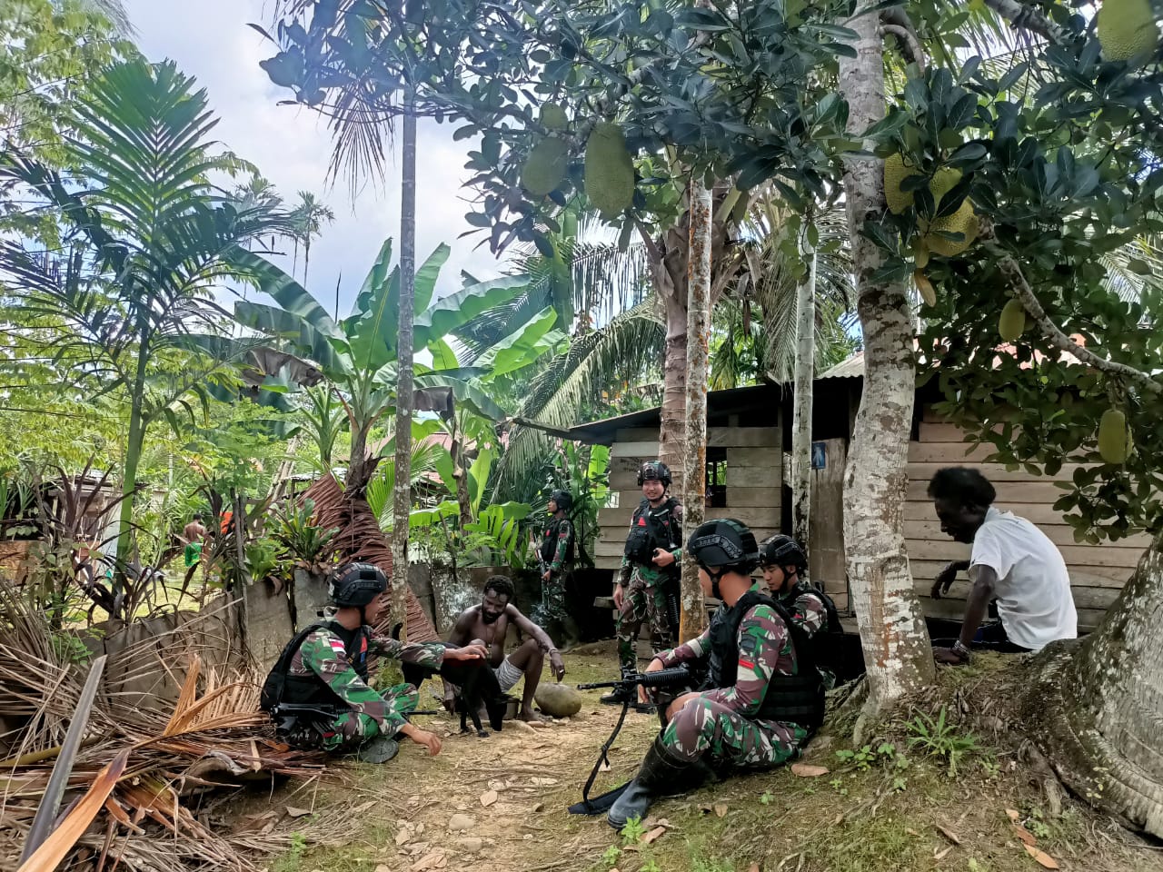 Wujudkan Kemanunggalan TNI-Rakyat, Satgas Yonif 126/KC Komsos dengan Warga Perbatasan