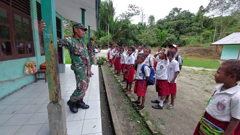 Ajarkan Kebersihan Sejak Dini, Satgas Yonif 126/KC Ajak Murid Gotong Royong Membersihkan Lingkungan Sekolah 1 Ajarkan Kebersihan Sejak Dini, Satgas Yonif 126/KC Ajak Murid Gotong Royong Membersihkan Lingkungan Sekolah 2