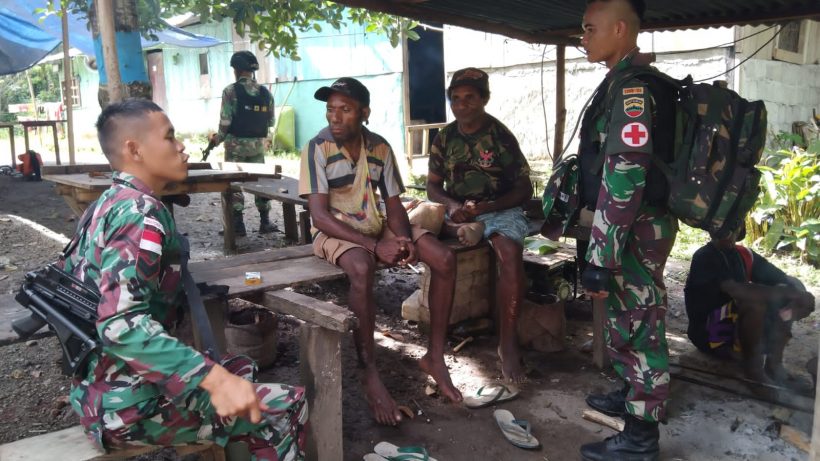 Satgas Yonif 126/KC Patroli Pelayanan Kesehatan Door To Door di Perbatasan Papua 1 Satgas Yonif 126/KC Patroli Pelayanan Kesehatan Door To Door di Perbatasan Papua 2