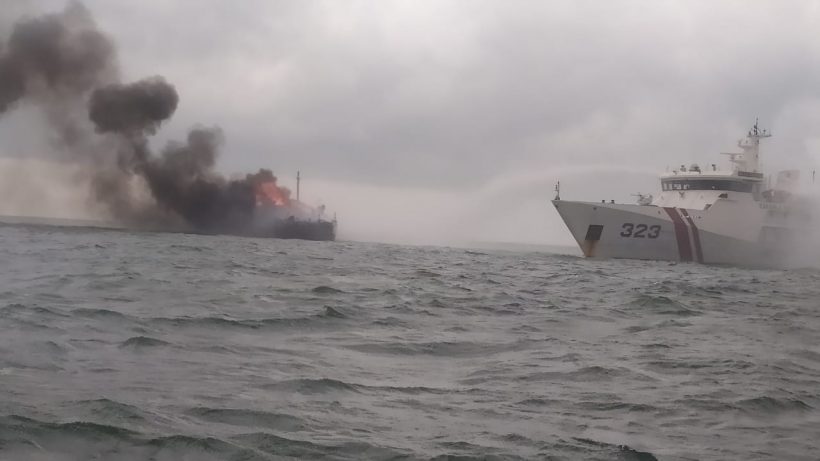 Bakamla RI Padamkan Kapal Terbakar di Perairan Karimun 1 Bakamla RI Padamkan Kapal Terbakar di Perairan Karimun 2