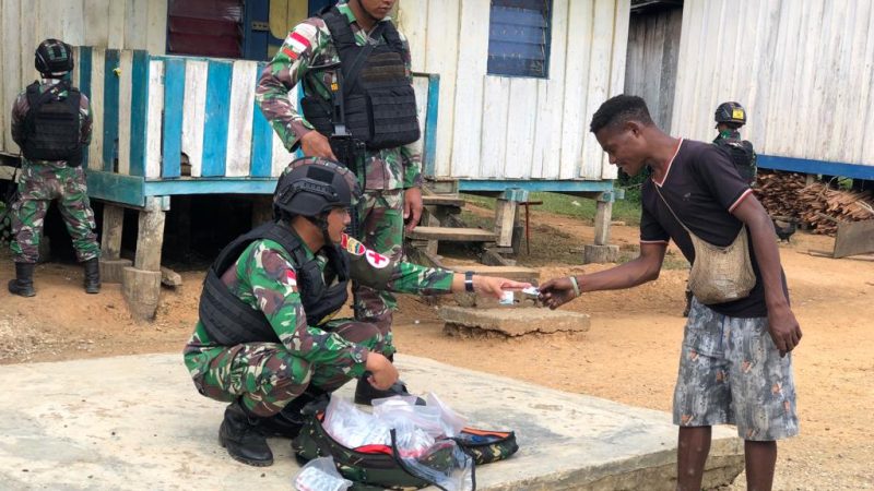 Berikan Pengobatan Gratis, Satgas Pamtas Keliling Kampung di Perbatasan RI-PNG
