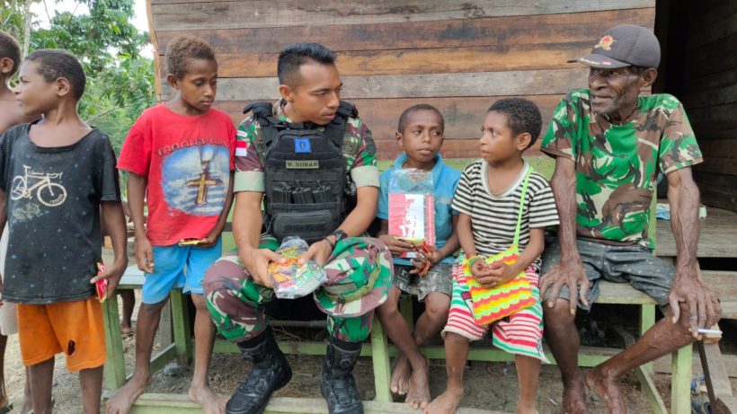 Satgas Pamtas Bagikan Sembako untuk Warga di Perbatasan RI-PNG 2