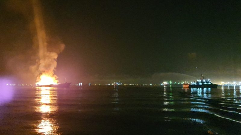 Dua Unsur Patroli Bakamla RI Padamkan Kapal Terbakar di Pebuhan Batu Ampar