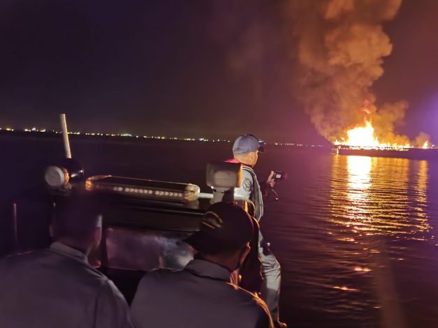 Dua Unsur Patroli Bakamla RI Padamkan Kapal Terbakar di Pebuhan Batu Ampar 1 Dua Unsur Patroli Bakamla RI Padamkan Kapal Terbakar di Pebuhan Batu Ampar 2