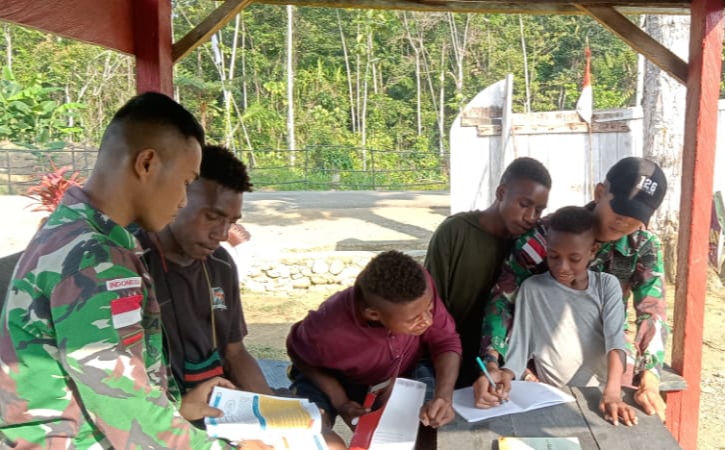 Anak-Anak Perbatasan RI-PNG ‘Serbu’ Pos Satgas Pamtas