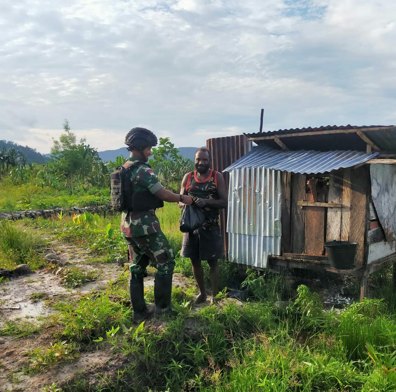 Satgas Pamtas Berikan Beras dan Mie Instan Kepada Warga Kurang Mampu di Perbatasan RI-PNG
