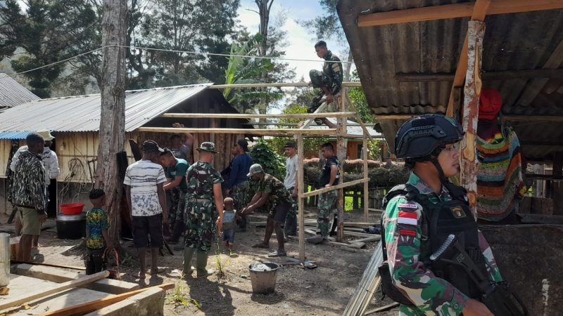 Satgas Pamtas Perbaiki Rumah Warga di Perbatasan RI-PNG