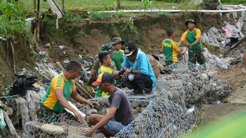 Cegah Banjir dan Longsor, TNI dan Warga Pasang Bronjong di Sungai Waiheru