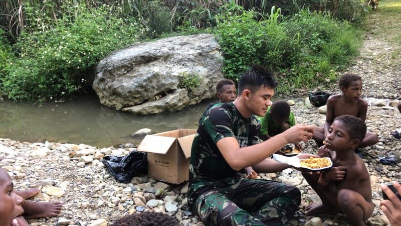 Ketika Personel Satgas Pamtas Ajak Anak-anak Papua di Pebatasan RI-PNG Mandi di Sungai