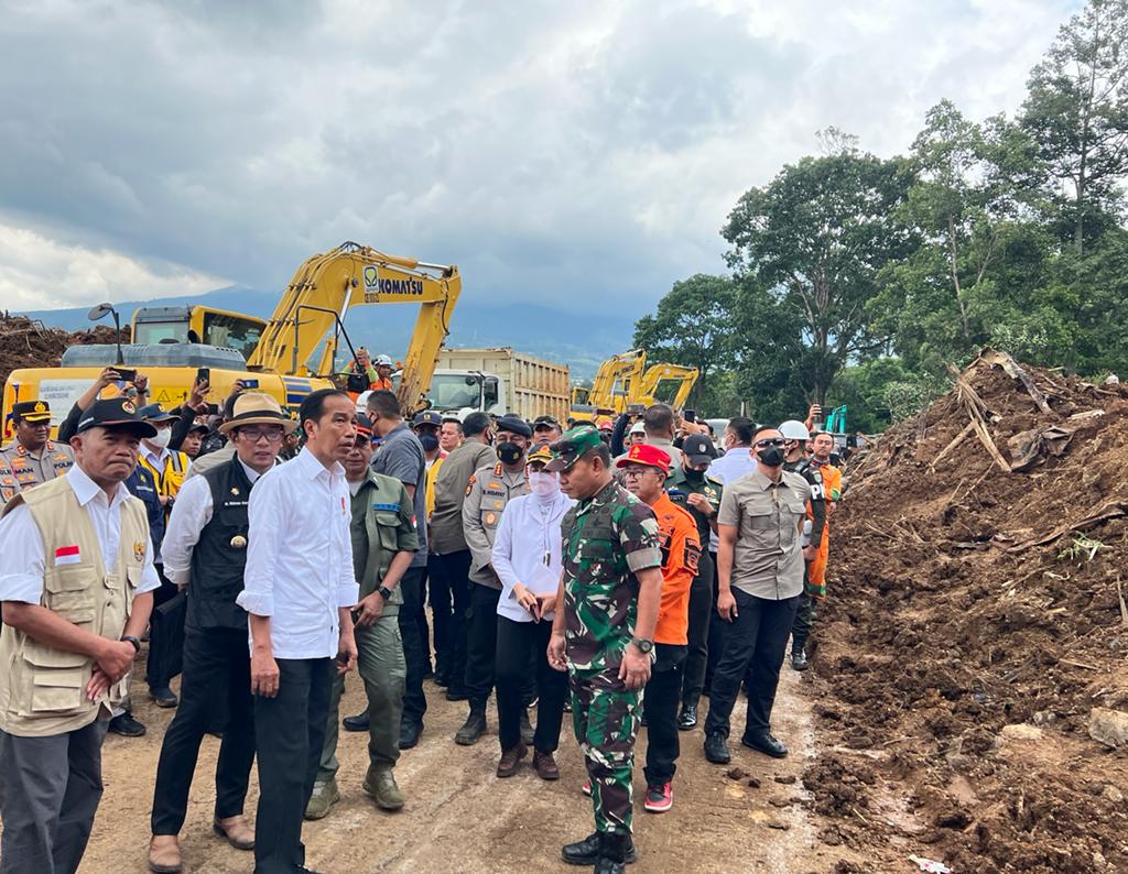 Gempa Cianjur, Jokowi Tinjau Lokasi Gunakan Jalan Darat