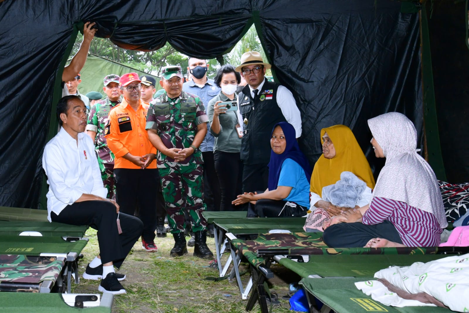 Gempa Cianjur, Jokowi Bagikan Langsung Makanan ke Pengungsi