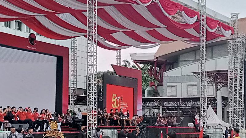 HUT Ke-50 PDIP, Masuk Main Hall, Presiden Jokowi Disambut Paduan Suara