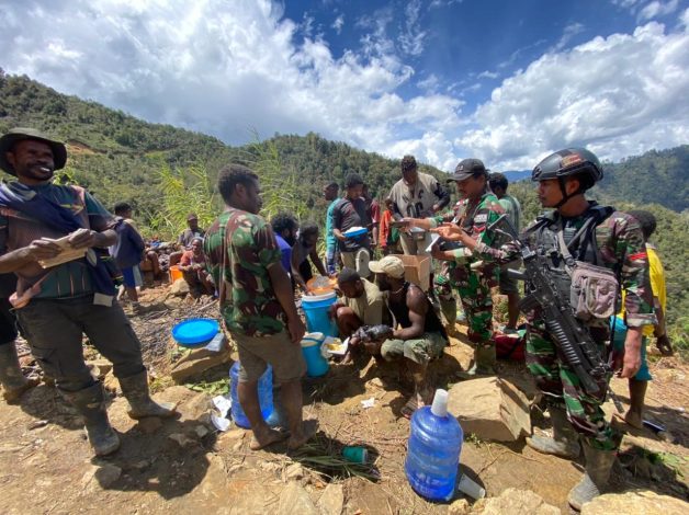 Personel TNI Bersama Warga Perbaiki Akses Jalan Tertimbun Longsor 2