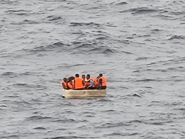 Bakamla Evakuasi Korban Kapal Tenggelam di Perairan Natuna 1 Bakamla Evakuasi Korban Kapal Tenggelam di Perairan Natuna 2