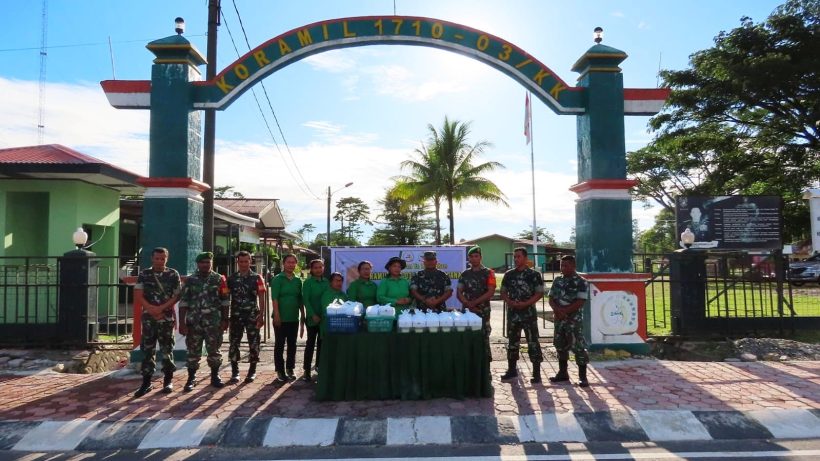 Prajurit dan Persit Koramil Kuala Kencana Berbagi Takjil 1 Prajurit dan Persit Koramil Kuala Kencana Berbagi Takjil 2