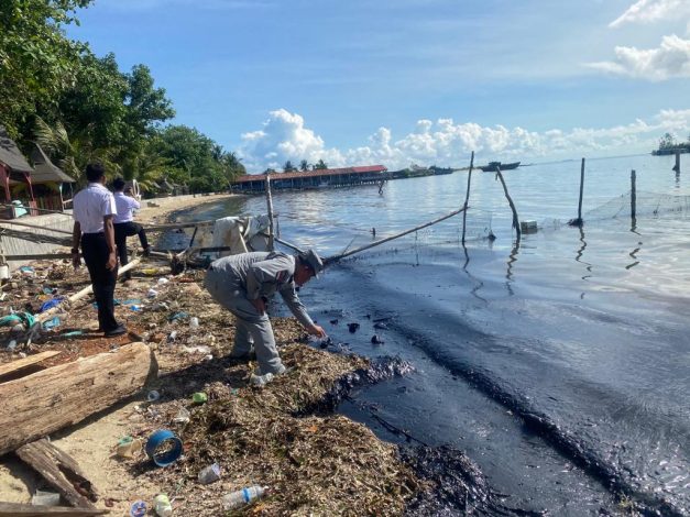 Bakamla dan Tim Gabungan Atasi Tumpahan Minyak di Pantai Melayu Batam 1 Bakamla dan Tim Gabungan Atasi Tumpahan Minyak di Pantai Melayu Batam 2