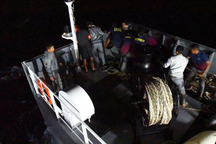 Bakamla RI Evakuasi Korban Kapal Mati Mesin di Perairan Pulau Rote 1 Bakamla RI Evakuasi Korban Kapal Mati Mesin di Perairan Pulau Rote 2
