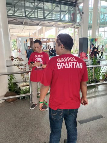 Berbagai Kelompok Relawan Sambut Kehadiran Ganjar Pranowo di Bandara Kualanamu 2