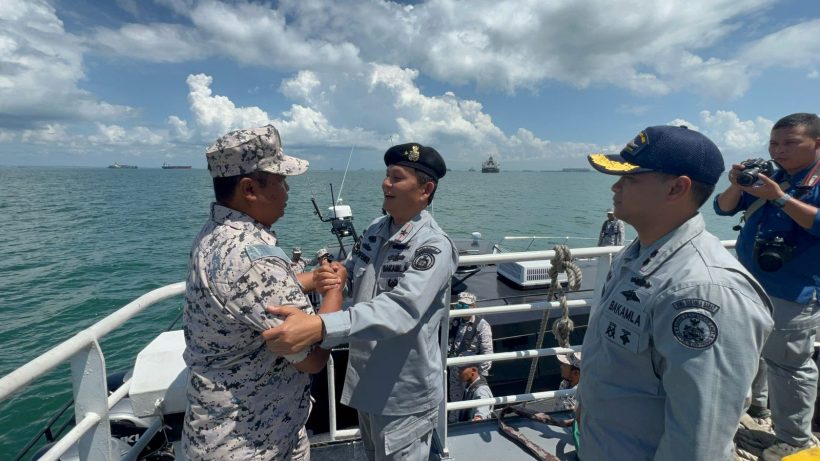 Bakamla RI Jemput Dua Nelayan Indonesia yang Terdampar di Malaysia 1 Bakamla RI Jemput Dua Nelayan Indonesia yang Terdampar di Malaysia 2