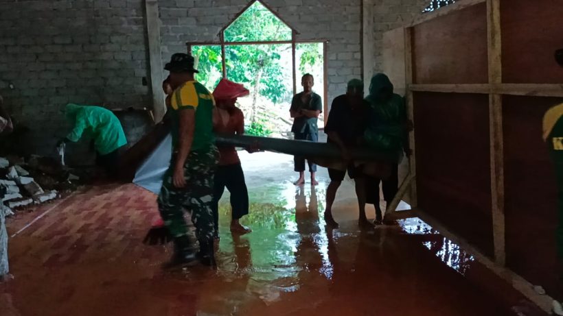 Personel Kostrad Bantu Warga Terdampak Longsor 2