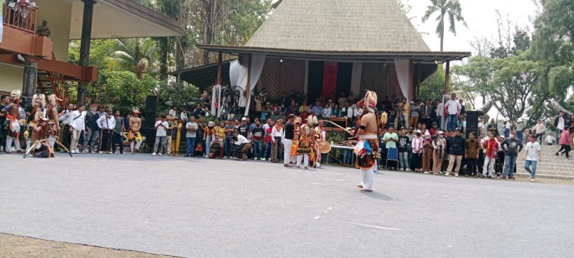 KPM Gelar Tarian Caci, Warga Manggarai Diaspora Padati Anjungan NTT 2
