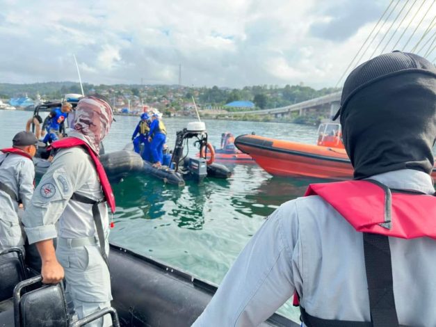 Bakamla RI Evakuasi Korban Bunuh Diri di Jembatan Bahteramas Kendari 1 Bakamla RI Evakuasi Korban Bunuh Diri di Jembatan Bahteramas Kendari 2