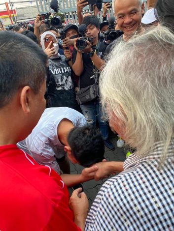 Di Depan Ganjar, Gibran Salam dan Cium Tangan Panda Nababan 2