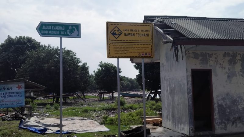 Kurangi Risiko Bencana, KKP Pasang Rambu Evakuasi di Sumba dan Lampung