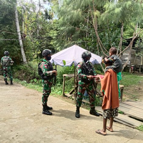 Patroli Simpatik di Kampung Dabra, Satgas TNI Yonif 751 Bagikan Bendera Merah Putih 2