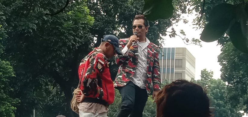 Aksi Unjuk Rasa Laskar Merah Putih 2 Adek Erfil Manurung, Ketua Umum Laskar Merah Putih saat berorasi di depan Kejaksaan Agung