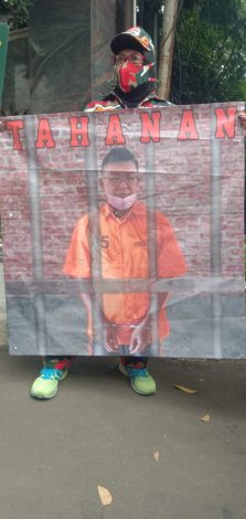 Aksi Unjuk Rasa Laskar Merah Putih 1 Salah satu poster yang digelar Laskar Merah Putih ketika berunjuk rasa