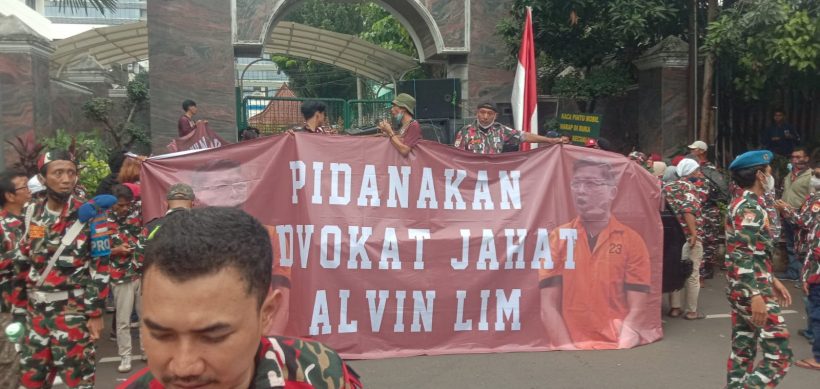 Aksi Unjuk Rasa Laskar Merah Putih 3 Anggota Laskar Merah Putih membentangkan spanduk berukuran besar