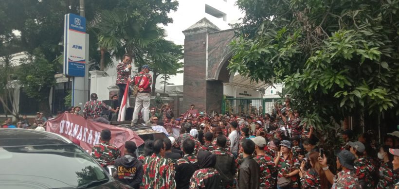 Aksi Unjuk Rasa Laskar Merah Putih 4 Ratusan anggota Laskar Merah Putih dengan tertib mendengarkan orasi yang disampaikan