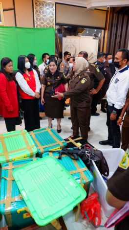 Tersangka PC (kedua dari kiri) saat diserahkan kepada jaksa penuntut umum di Gedung Jampidum Kejagung.