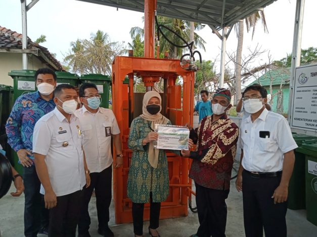 Perangi Sampah Plastik, KKP Bangun Pusat Daur Ulang di Muara Gembong Bekasi 1 Perangi Sampah Plastik, KKP Bangun Pusat Daur Ulang di Muara Gembong Bekasi 2